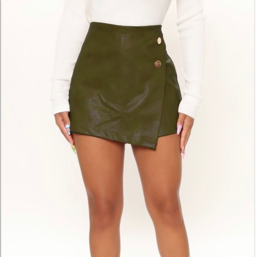 NEW WOMEN’S TRENDY OLIVE GREEN BUTTON FRONT FAUX LEATHER SKORT